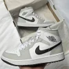 ⁦Jordan 1 Mid Light Smoke Grey⁩ – תמונה ⁦2⁩